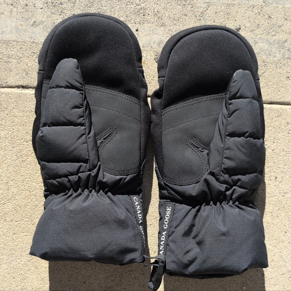 Canada Goose Puffer Quilted Shell Mittens Black Size M/M - Picture 2 of 4